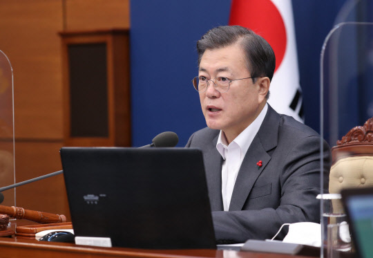 문재인 대통령이 29일 오전 청와대에서 열린 국무회의에서 발언하고 있다.  연합뉴스